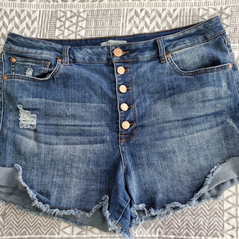 High waisted Jean Shorts - Distressed